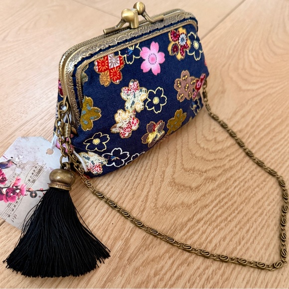 NWT handmade Floral Embroidered purse w/ bronze kiss lock frame and chain strap